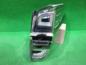 純正右テールランプ