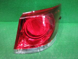 右テールランプ