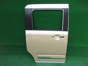 右リアドアパネル