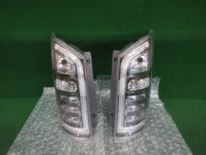 左右テールランプ