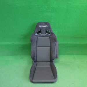 セミバケットシート/アームレスト付属